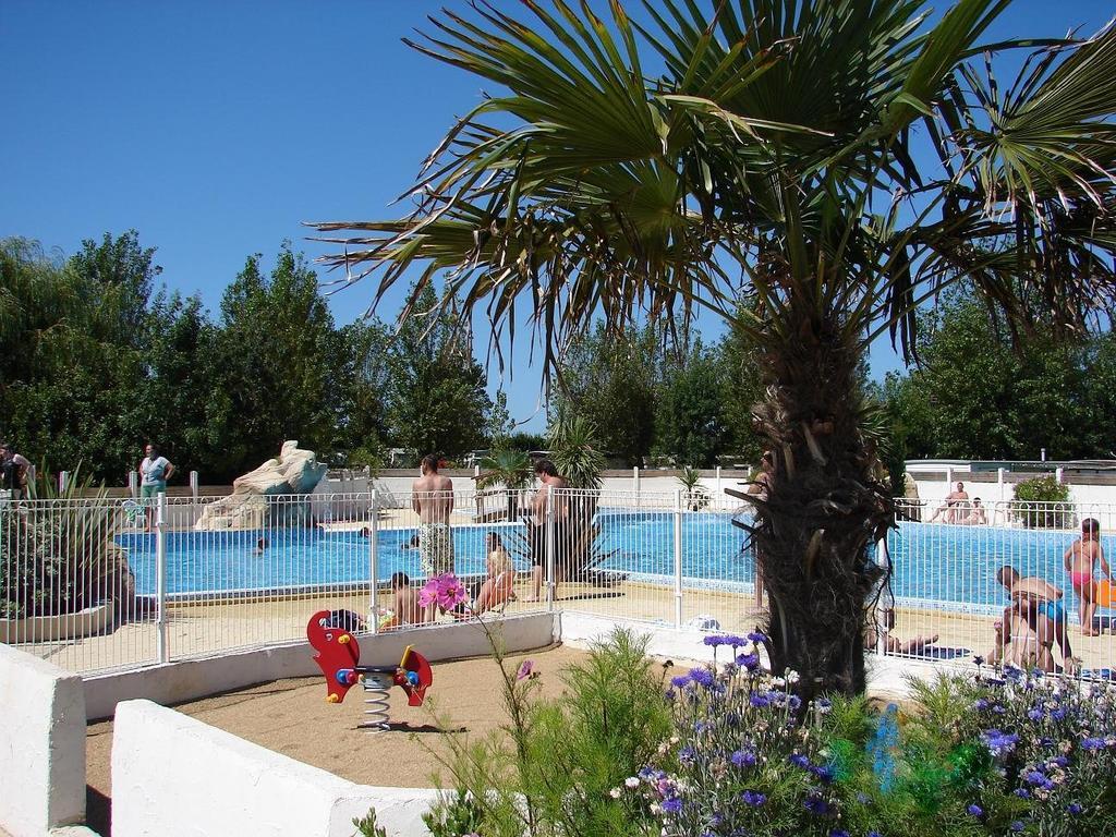 Camping Phare Ouest Saint-Denis-dʼOléron Exterior foto